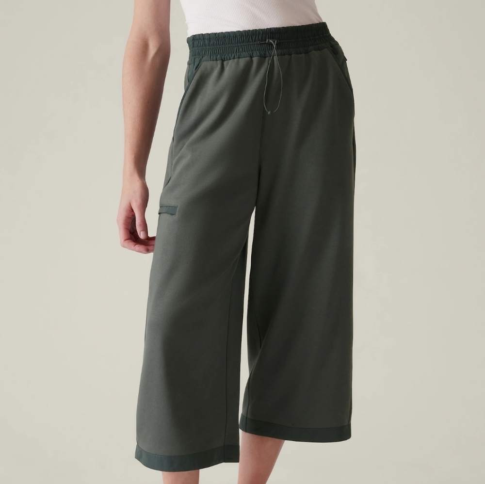 NWT Athleta Triumph Hybrid Wide-Leg Crop, L